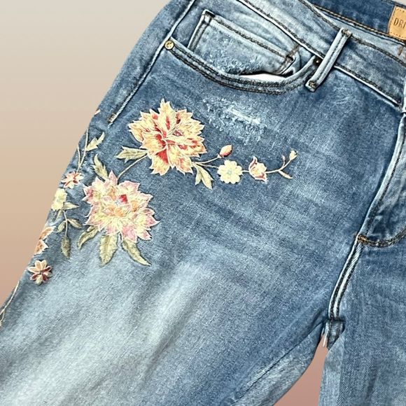 Driftwood Kelly Flower Embroidered Light Wash Jeans Size 29x31 - Picture 1 of 5